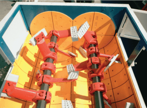 Vista del interior de la amasadora provista de palas, brazos y revestimientos recambiables de gran dureza. Vista del interior de la amasadora provista de palas, brazos y revestimientos recambiables de gran dureza.