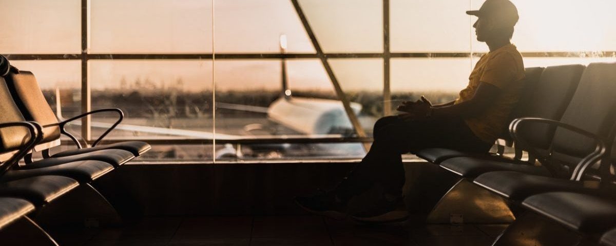 imagen del interior de la terminal de un aeropuerto